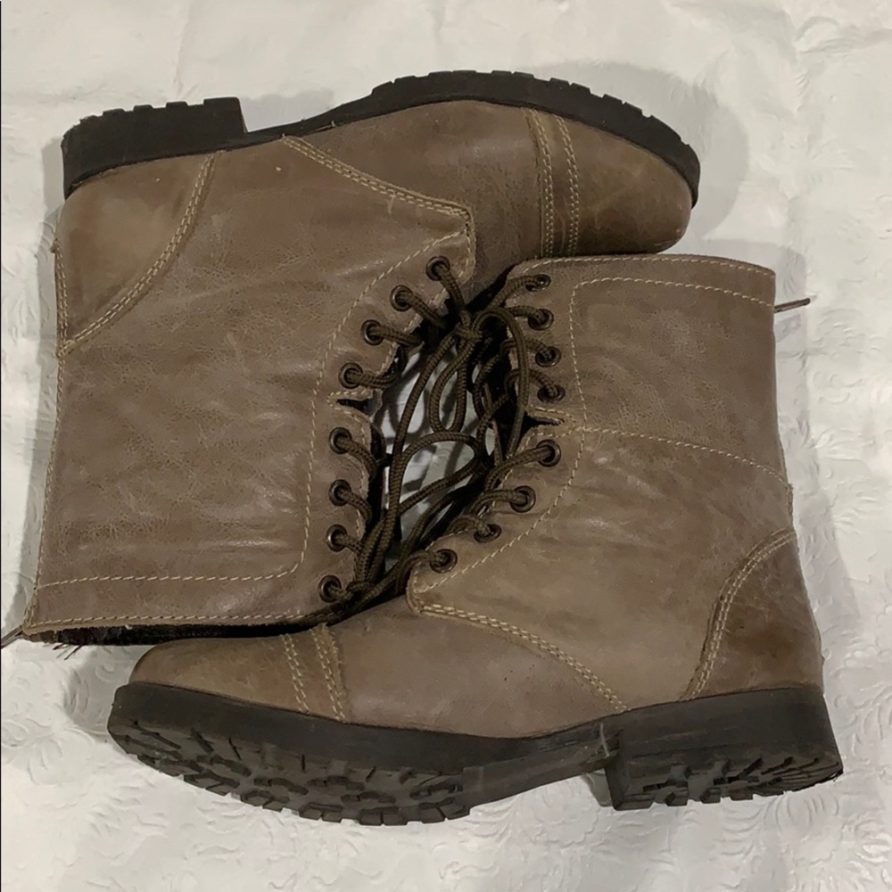 Steve Madden women’s lace up boots. 6M